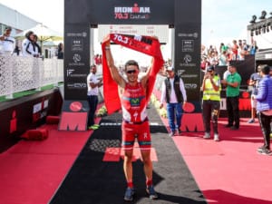 Triathlon legend Gómez Noya teams up with On and wins first race of the season.