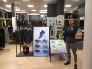 Jonas foran On løsning i butikken, som er blevet en del af det nye Shop in shop koncept.