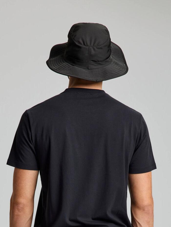 Vandafvisende, let og åndbar Brimmed Hat fra SLAM med reflekterende logo.