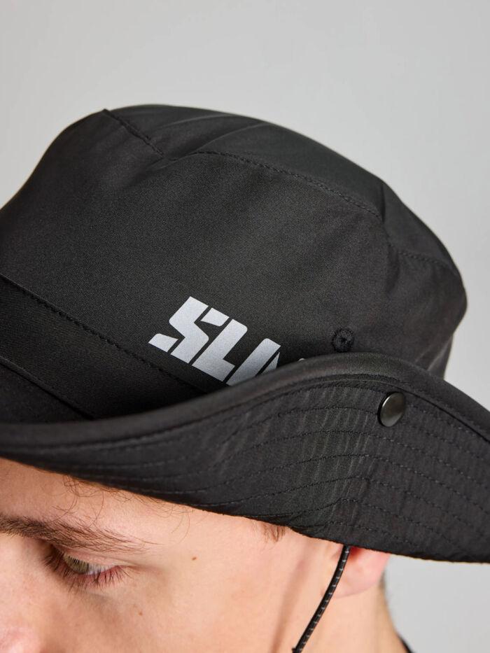 Vandafvisende, let og åndbar Brimmed Hat fra SLAM med reflekterende logo.